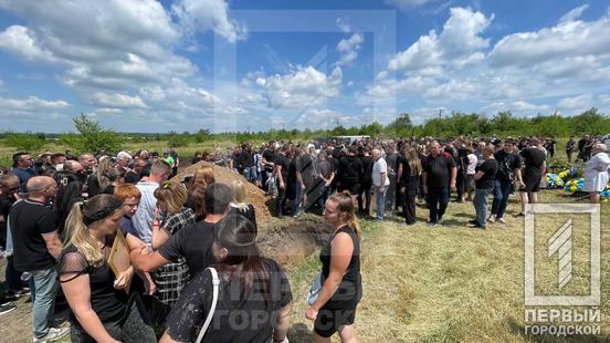 Плаче вся Україна: Кривий Ріг попрощався із жертвами ракетного удару по місту15