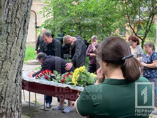 Плаче вся Україна: Кривий Ріг попрощався із жертвами ракетного удару по місту1