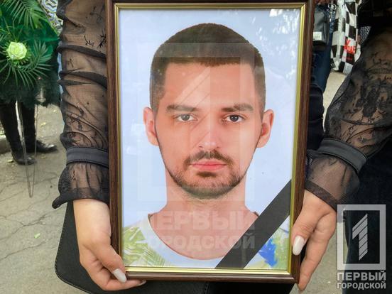 Плаче вся Україна: Кривий Ріг попрощався із жертвами ракетного удару по місту13