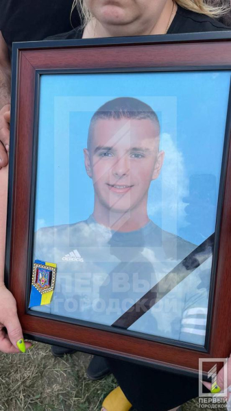 Плаче вся Україна: Кривий Ріг попрощався із жертвами ракетного удару по місту23