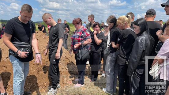 Плаче вся Україна: Кривий Ріг попрощався із жертвами ракетного удару по місту19