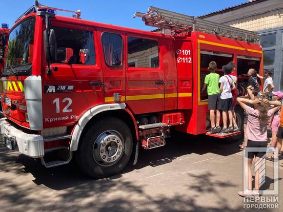 Посидіти в пожежній машині, приміряти амуніцію та відчути себе рятувальником: у Кривому Розі службовці ДСНС організували цікаве та корисне дозвілля для дітей1