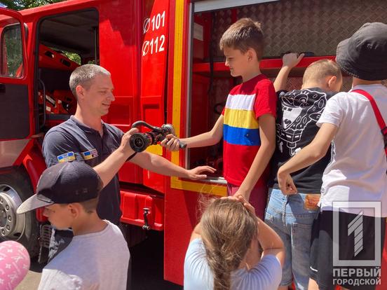 Посидіти в пожежній машині, приміряти амуніцію та відчути себе рятувальником: у Кривому Розі службовці ДСНС організували цікаве та корисне дозвілля для дітей2