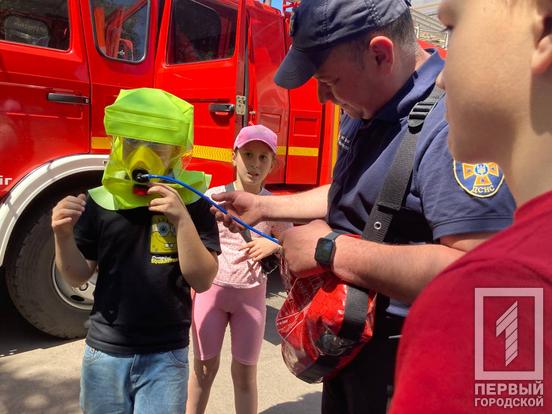 Посидіти в пожежній машині, приміряти амуніцію та відчути себе рятувальником: у Кривому Розі службовці ДСНС організували цікаве та корисне дозвілля для дітей15