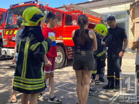Посидіти в пожежній машині, приміряти амуніцію та відчути себе рятувальником: у Кривому Розі службовці ДСНС організували цікаве та корисне дозвілля для дітей16