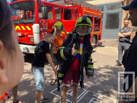 Посидіти в пожежній машині, приміряти амуніцію та відчути себе рятувальником: у Кривому Розі службовці ДСНС організували цікаве та корисне дозвілля для дітей18