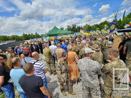 Пройшов Іловайськ, Дебальцеве, загинув під Бахмутом: Кривий Ріг провів в останню путь Руслана Нежигая9