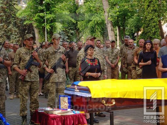 Пройшов Іловайськ, Дебальцеве, загинув під Бахмутом: Кривий Ріг провів в останню путь Руслана Нежигая5