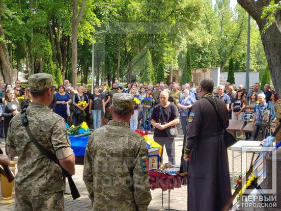 Пройшов Іловайськ, Дебальцеве, загинув під Бахмутом: Кривий Ріг провів в останню путь Руслана Нежигая6