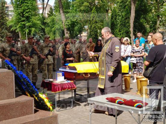 Пройшов Іловайськ, Дебальцеве, загинув під Бахмутом: Кривий Ріг провів в останню путь Руслана Нежигая3