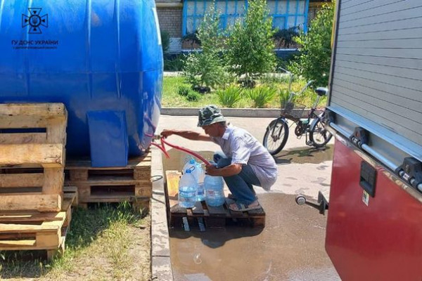 Рятувальники Дніпропетровщини продовжують здійснювати підвіз води для населення2