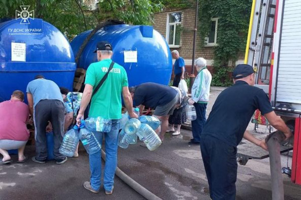Рятувальники Дніпропетровщини продовжують здійснювати підвіз води для населення3