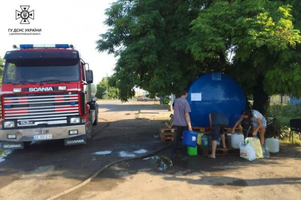 Рятувальники Дніпропетровщини продовжують здійснювати підвіз води для населення1