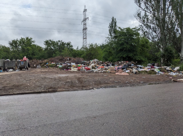 Стихійне сміттєзвалище біля лікарні: громадський активіст поскаржився на роботу комунальників0