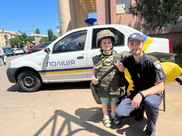 Святковий день з поліцейськими: патрульні Кривого Рогу привітали дітей зі святом0