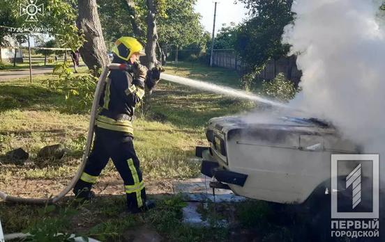 У Глеюватці під Кривим Рогом горів автомобіль: рятувальники ліквідували пожежу