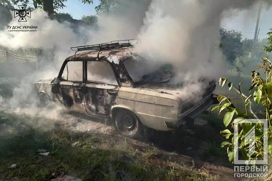 У Глеюватці під Кривим Рогом горів автомобіль: рятувальники ліквідували пожежу2