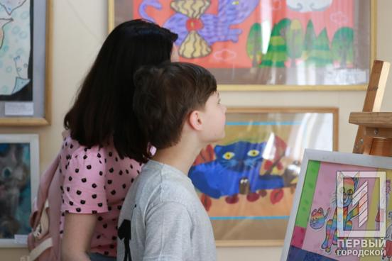 У Кривому Розі відкрилася виставка дитячих робіт «Синій кіт», щоб підтримати юних художників Херсонщини8