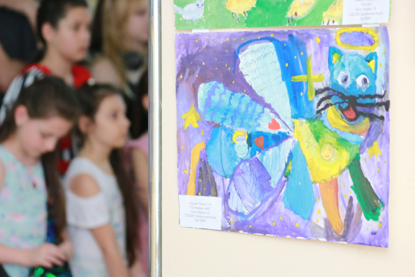 У Кривому Розі відкрилася виставка дитячих робіт «Синій кіт», щоб підтримати юних художників Херсонщини