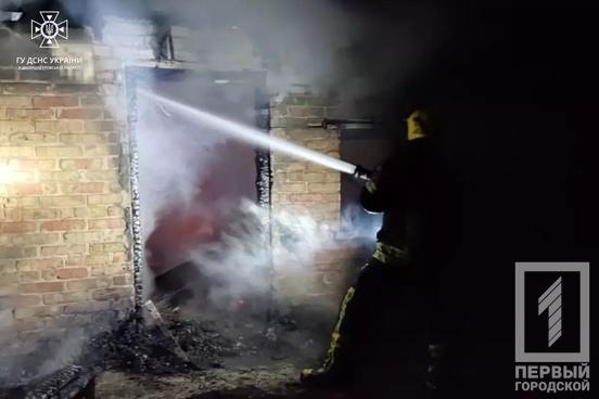 Вночі у Кривому Розі рятувальники боролися із полум’ям, яке повністю охопило приватний будинок2