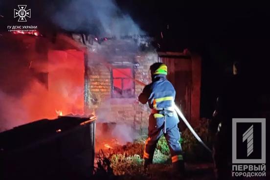 Вночі у Кривому Розі рятувальники боролися із полум’ям, яке повністю охопило приватний будинок3