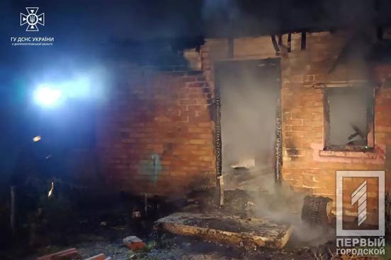 Вночі у Кривому Розі рятувальники боролися із полум’ям, яке повністю охопило приватний будинок1