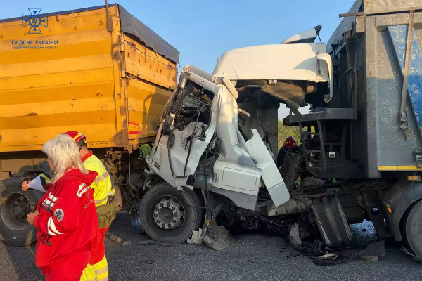 Водій загинув на місці: на трасі Дніпро-Кривий Ріг зіштовхнулись вантажівки1