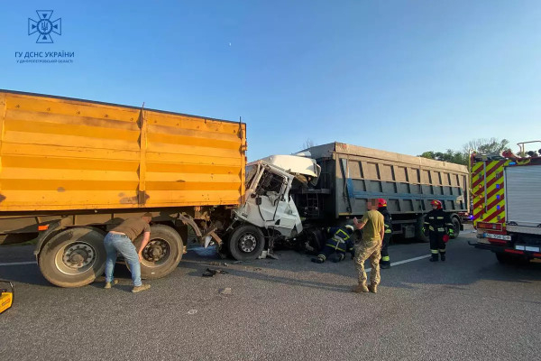 Водій загинув на місці: на трасі Дніпро-Кривий Ріг зіштовхнулись вантажівки0