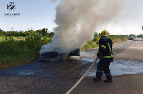 Вогонь знищив легковик на дорозі у Криворізькому районі - що сталося із водієм0