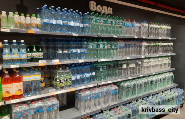 Вже напилися: у супермаркетах Кривого Рогу черг за водою більше немає3