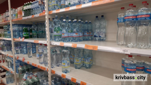 Вже напилися: у супермаркетах Кривого Рогу черг за водою більше немає4