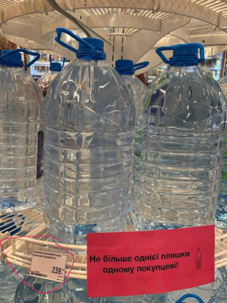 Вже напилися: у супермаркетах Кривого Рогу черг за водою більше немає1