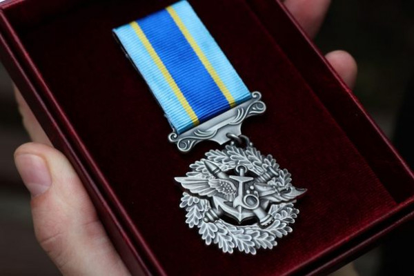 За оборону Маріуполя медаллю «За військову службу Україні» нагороджено криворізького нацгвардійця1