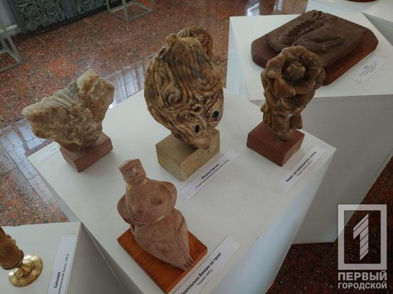 Археолог, краєзнавець та митець: у Кривому Розі відкрили виставку робіт Олександра Мельника на честь ювілею митця11