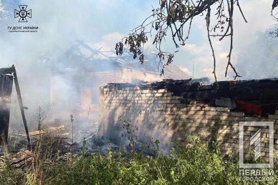 Цегли та дошки у кіптяві: вогнеборці Кривого Рогу загасили пожежу у селі Мусіївка2