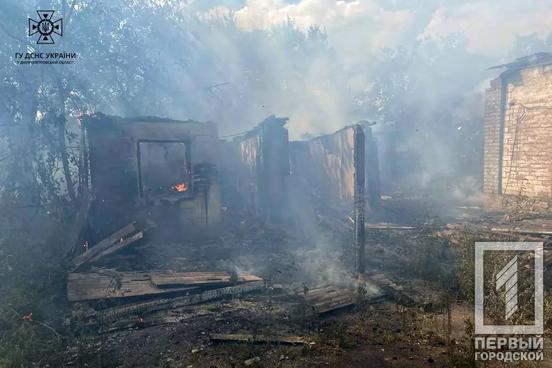 Цегли та дошки у кіптяві: вогнеборці Кривого Рогу загасили пожежу у селі Мусіївка1