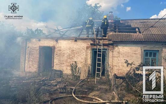 Цегли та дошки у кіптяві: вогнеборці Кривого Рогу загасили пожежу у селі Мусіївка
