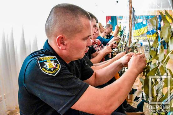 До плетіння маскувальних сіток долучилися слухачі Криворізької академії патрульної поліції2
