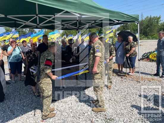 «Якби мені, мамо, довелося – я б знову пішов би сюди»: Кривий Ріг провів в останню путь воїна Андрія Морозова8