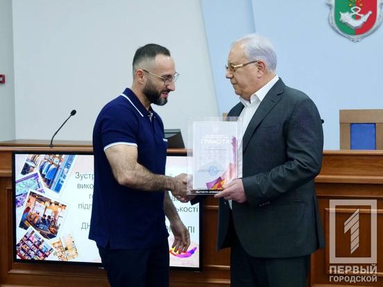 Ю. Вілкул: «Підприємці Кривого Рогу допомагають тримати економічний фронт. Багато підприємців боронять нашу країну, підтримують криворіжців, внутрішніх переселенців, військових»3