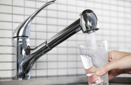 Как очистить водопроводную воду в домашних условиях: обзор технологий и полезные советы