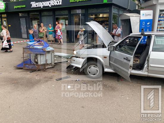 Легковик в’їхав у кіоск: у Кривому Розі сталася аварія1