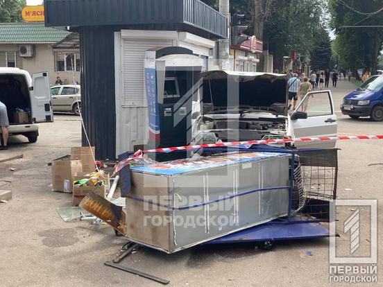 Легковик в’їхав у кіоск: у Кривому Розі сталася аварія3