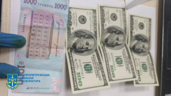 На Дніпропетровщині держпосадовець вимагав хабар у 2,4 тис доларів США3