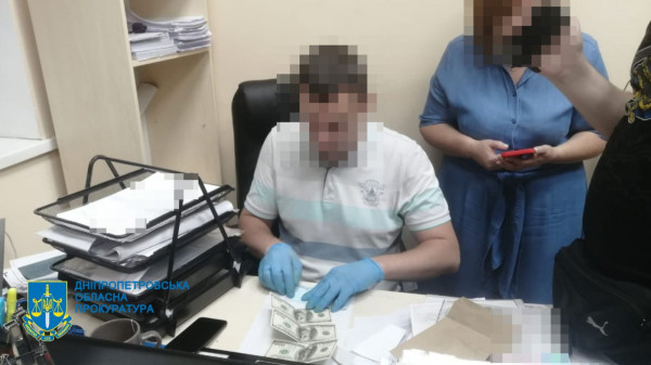 На Дніпропетровщині держпосадовець вимагав хабар у 2,4 тис доларів США2