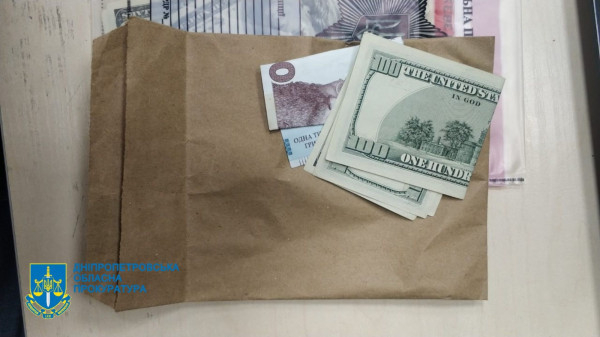 На Дніпропетровщині держпосадовець вимагав хабар у 2,4 тис доларів США4