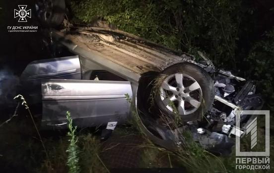 Не впорався з керуванням і перекинувся: криворізькі рятувальники витягали водія з автівки