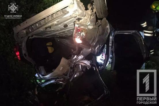 Не впорався з керуванням і перекинувся: криворізькі рятувальники витягали водія з автівки1