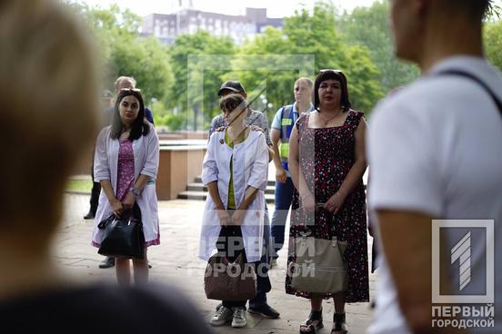 Півтора десятки містян у Кривому Розі мітингували під виконкомом «за зарплати медиків»2
