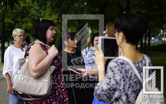 Півтора десятки містян у Кривому Розі мітингували під виконкомом «за зарплати медиків»